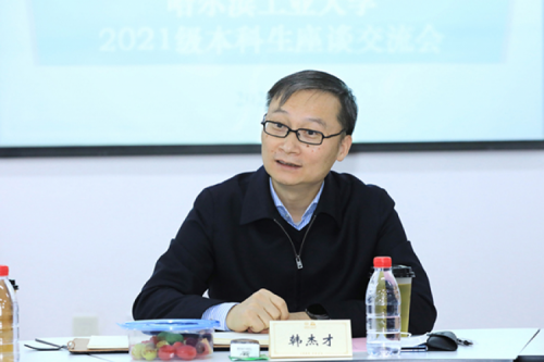 Ректор Хань Цзецай и представители студентов беседовали об университетской жизни