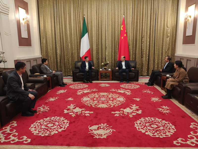 Визит делегации ХПУ во главе с секретарем парткома Чэнь Цзе в Италию и Францию