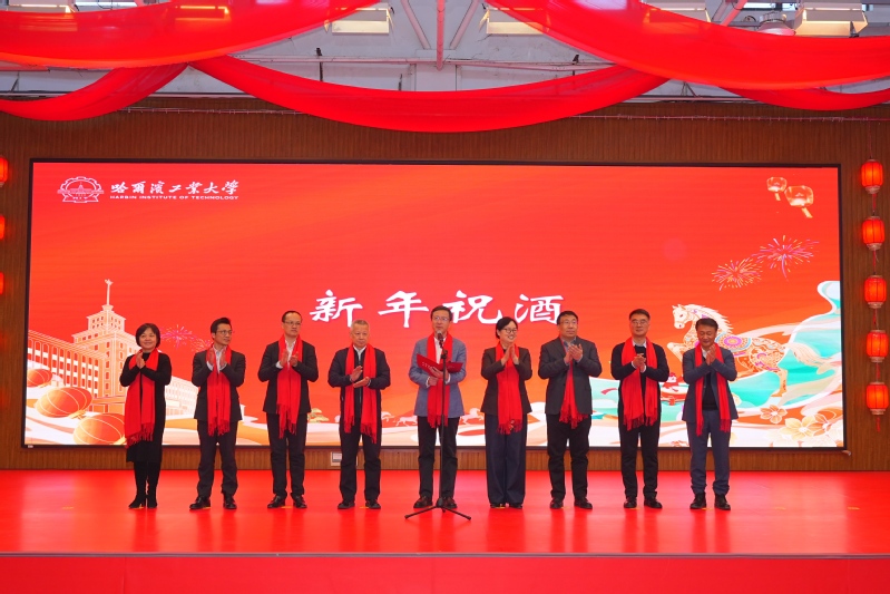 Руководство школы и ученики проводили Рождество вместе.