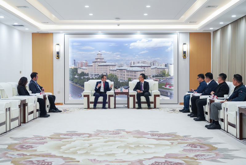 Вице-президент Французской Бизнес-Школы Эмлион посетил Харбинский политехнический университет