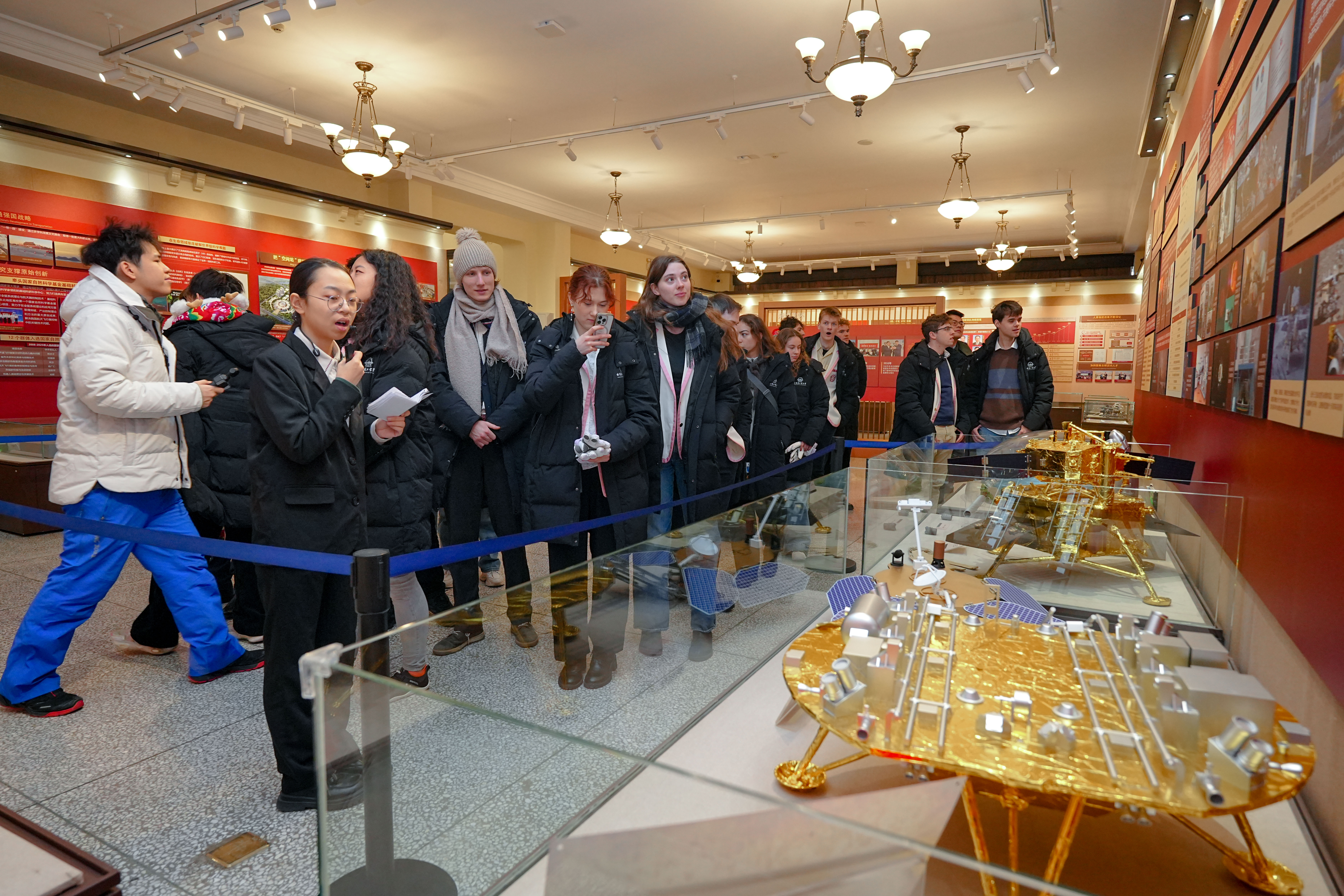 Студенты Кембриджского и Оксфордского университетов посещают музей ХПУ 