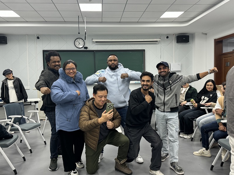 На основе многообразия отправляемся к совместному пути развития —  Институт международного образования провёл тренировку для команды иностранных аспирантов набора 2025 года